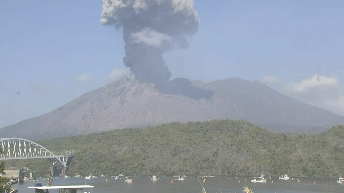 桜島南岳山頂火口で噴火 噴煙1800mまで上がる　灰は鹿屋市輝北方向へ　鹿児島