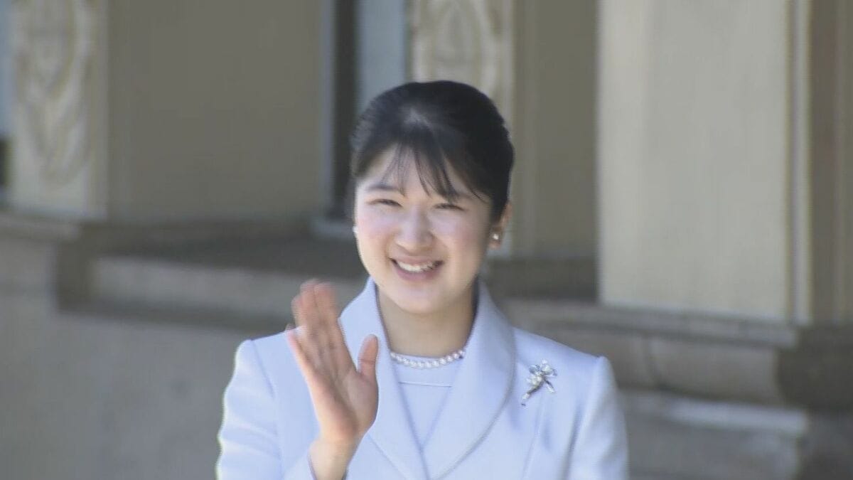 卒論で式子内親王を扱いました」と愛子さま 三重県で和歌の展示に笑顔