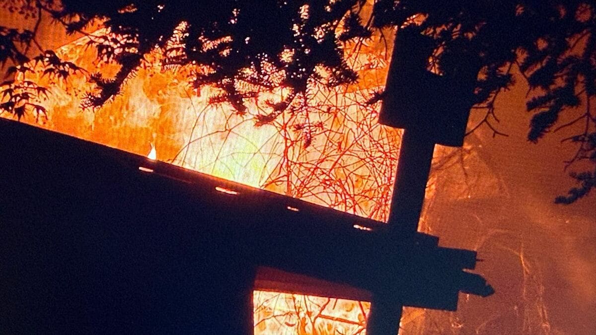 【速報】建物火災　消防が消火中　山梨・甲州市