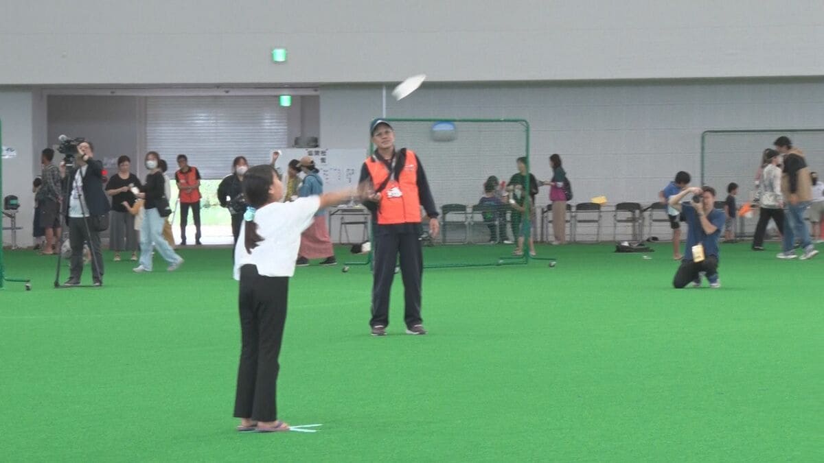 ふわり滞空時間競う　宮古島で紙ヒコーキ大会