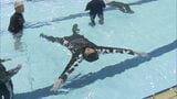 「大の字になることによって浮くことができます」服を着たまま泳ぐ「着衣水泳」生徒に教えるため教職員が学ぶ 福岡 | 福岡のニュース|RKB NEWS|RKB毎日放送