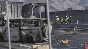 群馬・みなかみ町の関越自動車道下り線で67台が絡む多重事故　新たに1人の遺体が見つかり計2人死亡26人けが　上下線とも一部区間が通行止め続く|TBS NEWS DIG