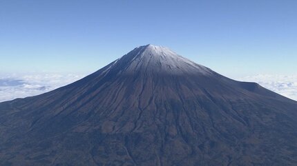富士山 麓は「初雪化粧宣言」 気象台の「初冠雪」は発表されず 甲府