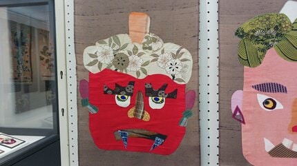 あなたの顔に似た鬼を探してみて」手縫いで作った鬼の顔の布絵を集めた