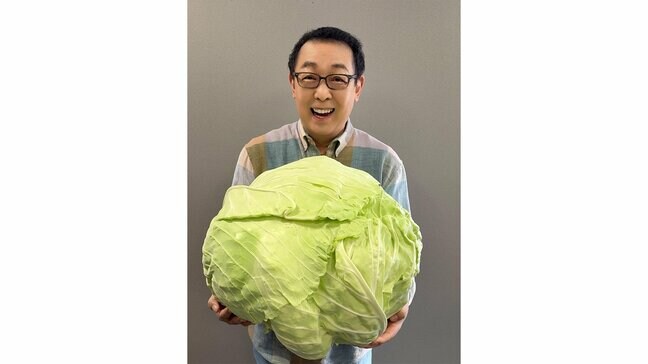 【 さだまさし 】　「これ大きいだけではなく美味しいのよ」巨大キャベツ「札幌大球」友人からの贈り物に満面の笑み|TBS NEWS DIG