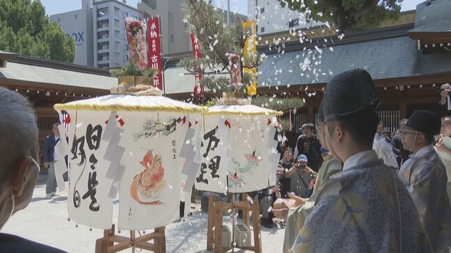 博多どんたく港まつりの起源「博多松囃子」 傘鉾に神を招き入れる「御神入れ」 福岡市の櫛田神社で|TBS NEWS DIG