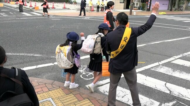 「手を上げて、右左見て渡りましょう」小学校の新1年生の通学を市長ら約50人が見守る【岡山・高梁市】|TBS NEWS DIG