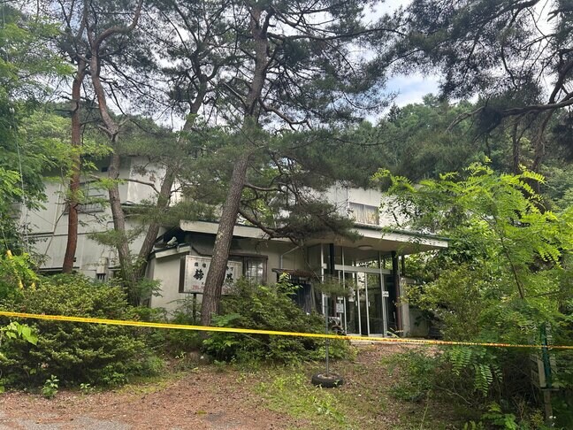 廃業した旅館の建物内から身元不明の遺体　死後の時間経過で性別、年齢など不明　155センチ、白髪、黒色セーター、白色半袖シャツ、黒色防寒ズボン、白と黒の靴下など　所持品なし　身元や死因調べる　長野・松本市|TBS NEWS DIG