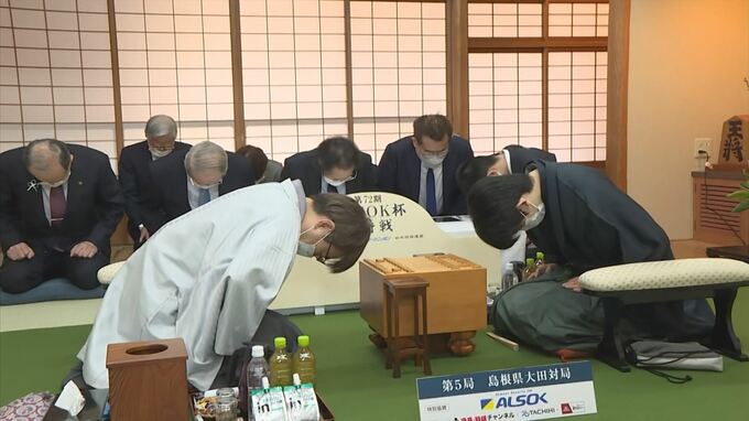羽生九段が封じ手　藤井王将の勝負めしは「大あなご重」　王将戦第５局　１日目終わる　|　BSSニュース | BSS山陰放送