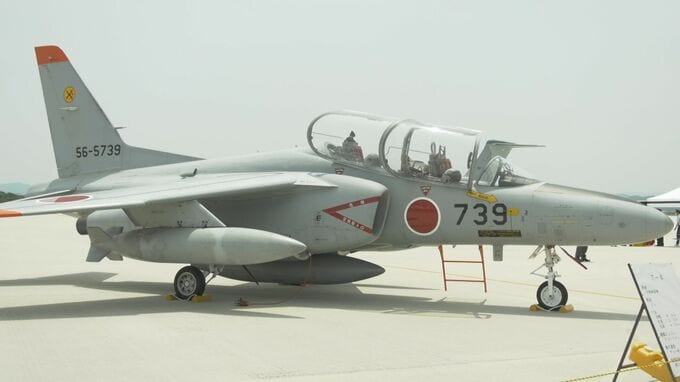 「F-2」展示飛行に興奮…「T-4」「E-2C」などもズラリ　自衛隊機など16機種展示　美保基地航空祭2万4000人でにぎわう　|　BSSニュース | BSS山陰放送
