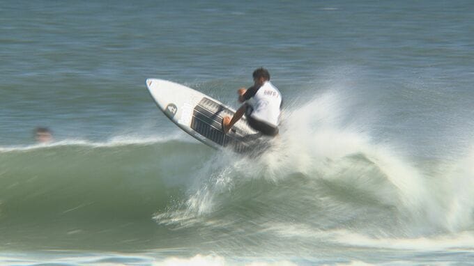 SUPサーフィンで石川・内灘の海から世界へ挑戦 親元を離れサーフショップに下宿する高校生・岩永大生さん|TBS NEWS DIG