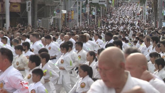 圧巻! 国際通りが「道場」に 世界3100人が一斉演武 「空手の日」20周年|TBS NEWS DIG