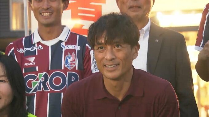 サッカー元日本代表で日本サッカー協会会長の宮本恒靖さんが新スタジアム建設求める署名活動に参加【岡山】|TBS NEWS DIG