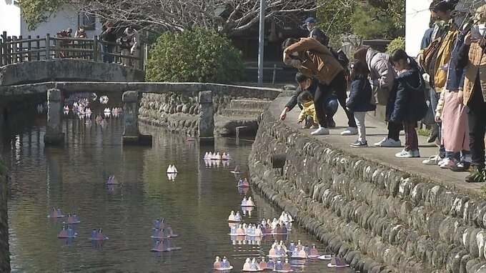 春の日差しの下 日田市で流しびな　観光客にぎわう　|　大分のニュース｜OBS NEWS｜大分放送