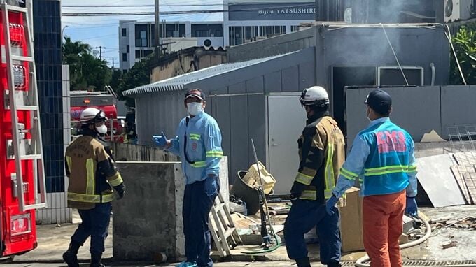プレハブ住宅で火事　ブルーシートをかけた担架のようなものが運び出される　宮古島市|TBS NEWS DIG