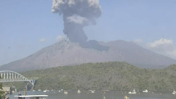 桜島南岳山頂火口で噴火 噴煙1800mまで上がる　灰は鹿屋市輝北方向へ　鹿児島|TBS NEWS DIG