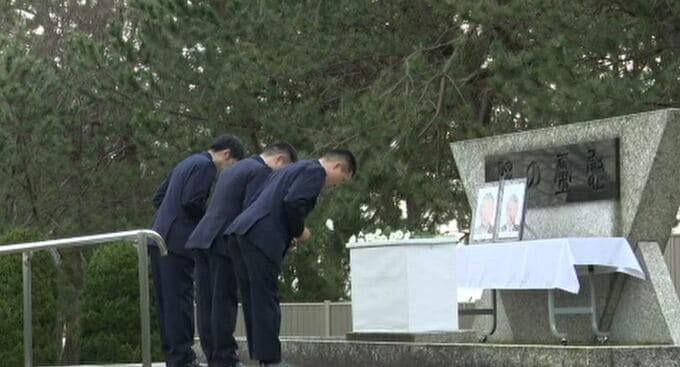 航空自衛隊小松基地 「F15戦闘機墜落」から3年 事故を起こさないことを誓い殉職した隊員2名に献花　|　石川県のニュース｜MRO北陸放送