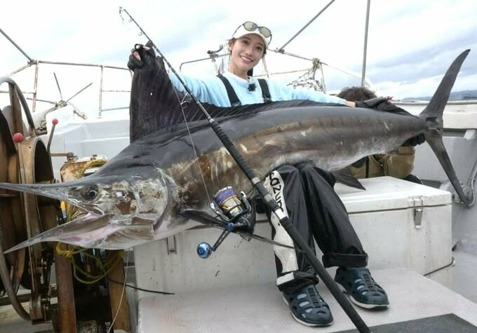 【 片原恵麻 】 「スタンディングマーリン！！ 初マカジキ！⁡」　大物ゲットで笑顔　「リールから糸がぶっ飛んでいくあの瞬間が本当に生きてて1番高まる瞬間」|TBS NEWS DIG