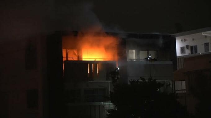 掃き出し窓から見える激しい炎  住宅密集地のアパート1室が全焼する火事  気管のやけどを負った40代男性を搬送　|　沖縄のニュース｜RBC 琉球放送