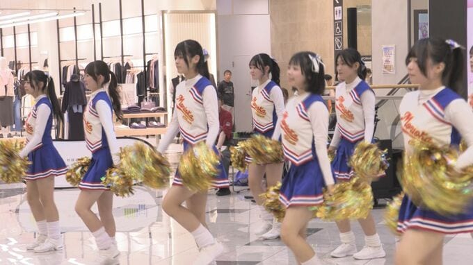 盛岡大学と盛岡大学短期大学部が商業施設で出張学園祭　さんさ踊り最優秀賞の舞で観客を魅了　10月の学園祭もPR　岩手|TBS NEWS DIG