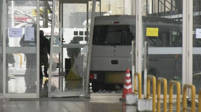 「駐車する際、アクセルとブレーキを踏み間違えた」70代男性運転の車がディスカウントストアに突っ込む　客の女性がケガ　鳥取県境港市|TBS NEWS DIG