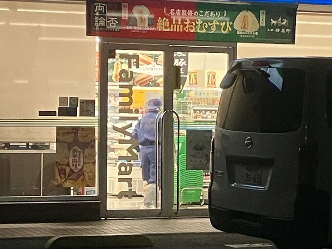 コンビニ強盗事件　男が店員に包丁つきつけ現金約5万円奪い逃走　突然店に戻ってきたところを強盗容疑で逮捕|TBS NEWS DIG