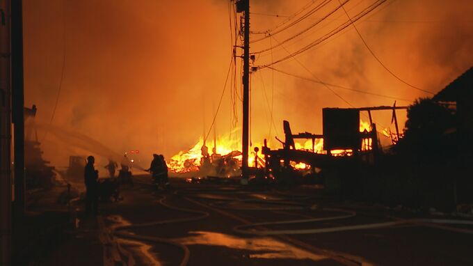 【続報】「火の勢いに騒然 」福井・あわら市の製材所で火災 周辺の店舗や住宅5棟に燃え広がる 一時70戸が停電 温泉街近くの住宅密集地 けが人なし|TBS NEWS DIG