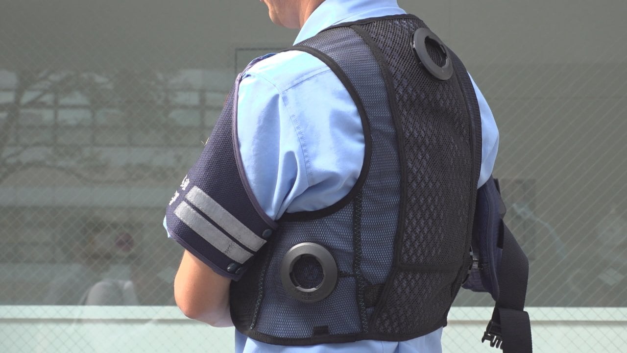 警察ベスト　値下げ中 炎天下で少しは楽になる」 警察官の暑さ対策 冷却機能付きベストを試験