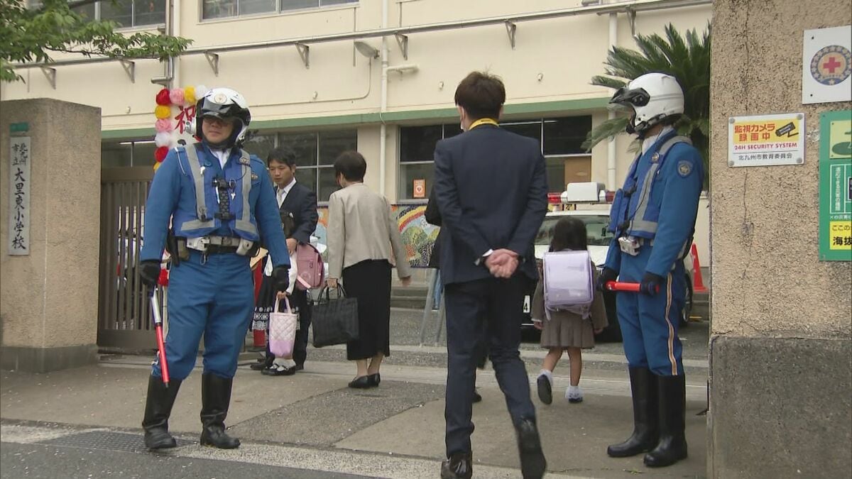 頑張ってね、新1年生」通学路で見守り 警察官や地域住民が1か月間実施