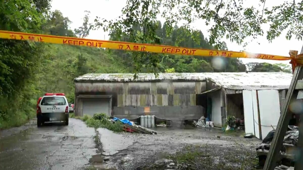 「風呂場のたき口から火が」住民から通報　住宅横の建物全焼　焼けた建物には薪やボイラーでたく風呂
