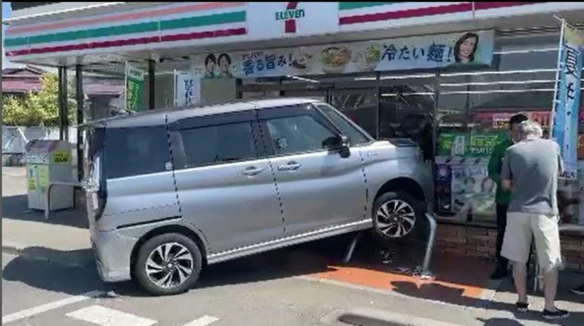 最新情報 2014-2015 なんでこれが交通違反なの!? コンビニに乗用車突っ込む【画像あり】ブレーキとアクセルの操作誤っ