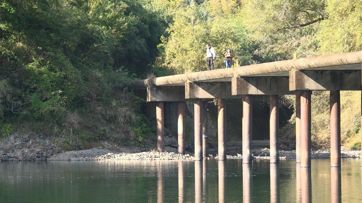 軽乗用車1台が高さ約5メートルの橋から川へ転落　運転していた79歳男性が死亡【高知・四万十市】