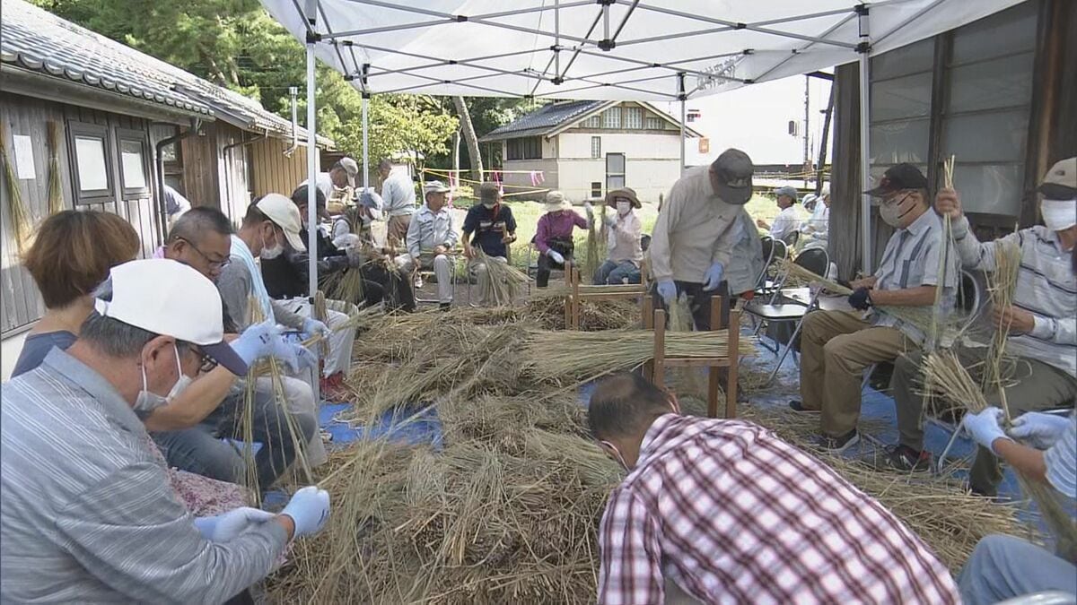 三重県熊野市の世界遺産「花の窟神社」で「お綱」づくり　10月の神事に備え80人が稲わらを打ち編み込む