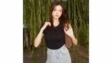 【 生見愛瑠 】 「昨日食べすぎて歩いた」 緑豊かな公園散策 黒Tシャツ×デニムのオフショットを披露|TBS NEWS DIG