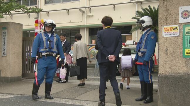 「頑張ってね、新1年生」通学路で見守り 警察官や地域住民が1か月間実施 福岡県北九州市|TBS NEWS DIG
