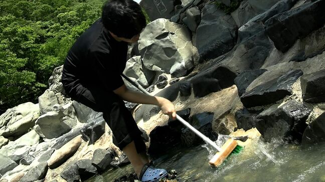 湯原温泉で名物 “砂湯” の大掃除　6月26日の「露天風呂の日」を前に【岡山・真庭市】|TBS NEWS DIG