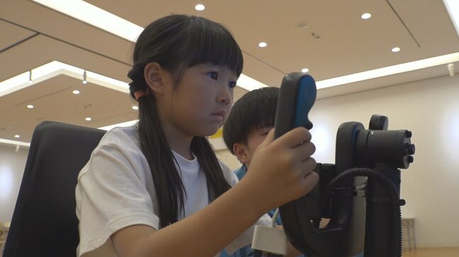 子どもたちがフライトシミュレーターで飛行機の操縦を疑似体験 ドローン操縦体験も にしじま和紙の里かみすきパーク 山梨|TBS NEWS DIG