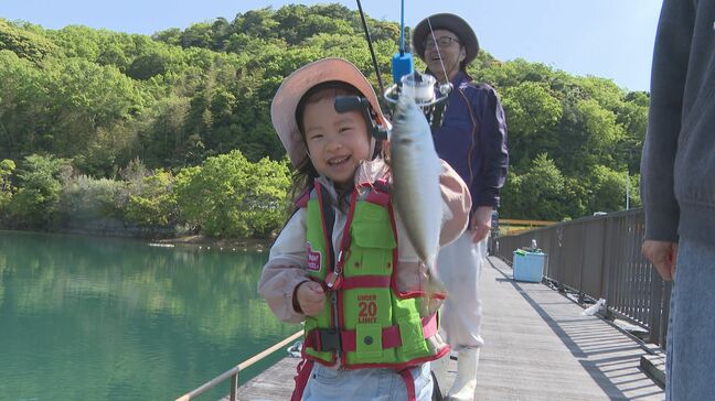“こどもの日”須佐湾フィッシングパーク 「大きいええ型じゃ！」家族連れでにぎわう|TBS NEWS DIG