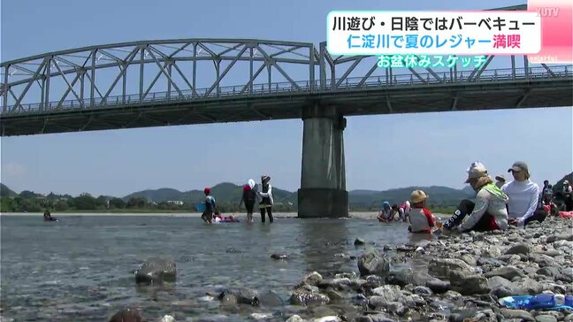 「魚を捕まえたい!」お盆休み 仁淀川ではレジャーで多くの人が集まる中、水難事故を防ぐ活動も|TBS NEWS DIG