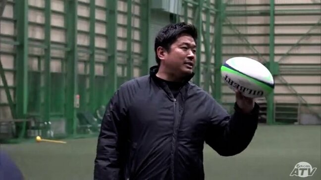 早稲田大学・大田尾竜彦 監督が子どもたちにラグビーの基礎を指導　大学ラグビーの伝統の一戦「早慶戦」が5月に青森県内で行われるのを前に　田舎館村|TBS NEWS DIG