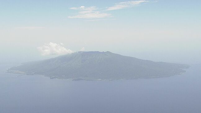 【速報】三宅島の噴火警戒レベルを「2」（火口周辺規制）→「1」（活火山であることに留意）に引き下げ　約1か月ぶり|TBS NEWS DIG