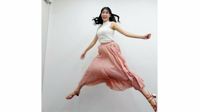 【 穂川果音 】 「熱中症対策コーデ」 白いノースリーブニット×ピンクのロングスカート 猛暑日ファッションを披露|TBS NEWS DIG