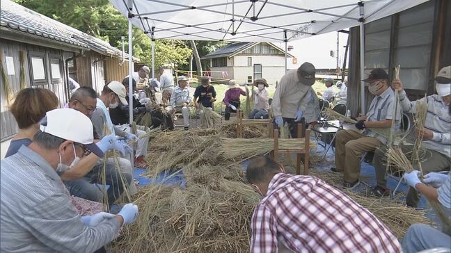 三重県熊野市の世界遺産「花の窟神社」で「お綱」づくり 10月の神事に備え80人が稲わらを打ち編み込む|TBS NEWS DIG