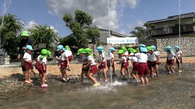 高気圧に覆われて暑い一日に 総社市では20基の噴水が起動する「夏開き式」 幼稚園児らがさっそく【岡山】|TBS NEWS DIG