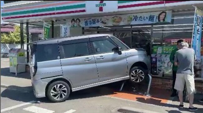 【画像あり】コンビニに69歳女性運転の乗用車突っ込む…アクセルとブレーキの操作誤ったか…出入り口付近のガラス2枚割れる…長野市内の店舗で運転女性と客や従業員にけがなし|TBS NEWS DIG