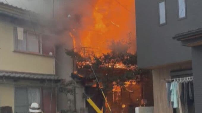 2階建て住宅で火事　現場から2人の遺体見つかる　住人の80代女性2人と連絡取れず　大阪・堺市|TBS NEWS DIG