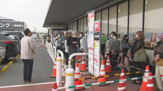 「孫より重く感じる」やっと山陰にも5キロ約2000円の備蓄米が来た　約300人の行列…午前4時半から並んだ人も　銘柄米は「買い控え」で余り気味|TBS NEWS DIG
