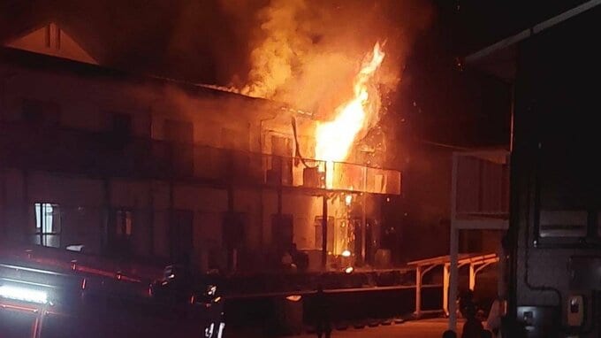 「２階が燃えている」集合住宅で火事　消防車15台出動し消火活動　およそ２時間後に鎮火　広島　|　RCC NEWS | 広島ニュース | RCC中国放送