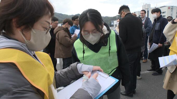 大型ショッピングモールで「大津波警報」想定の訓練、従業員が的確な避難誘導の手順など確認　高知大学も参加し検証　|　高知のニュース・天気｜KUTV NEWS | KUTVテレビ高知