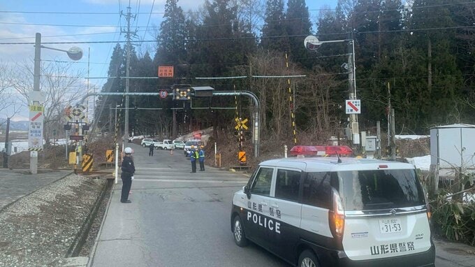 踏切で山形新幹線の回送列車と乗用車が衝突　山形新幹線・奥羽本線の上下線で運転見合わせ　午後5時ごろ運転再開見込み　|　山形のニュース│TUYテレビユー山形